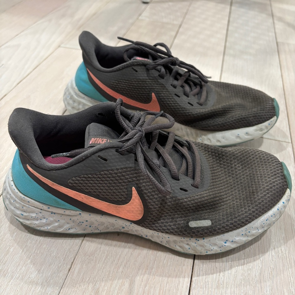 Nike Women’s Revolution 5 Running Shoes Grey Pink Athletic Sneakers Size 8